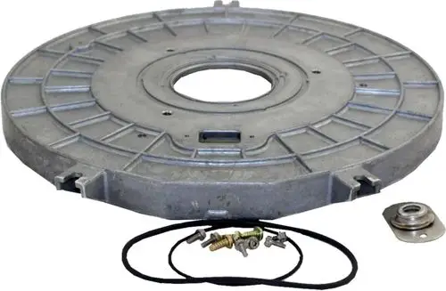 Brennkammerdeckel aus Metall mit Befestigungselementen, geeignet für Wolf-Gerätemodelle, in flacher, runder Form mit zentralem Loch.